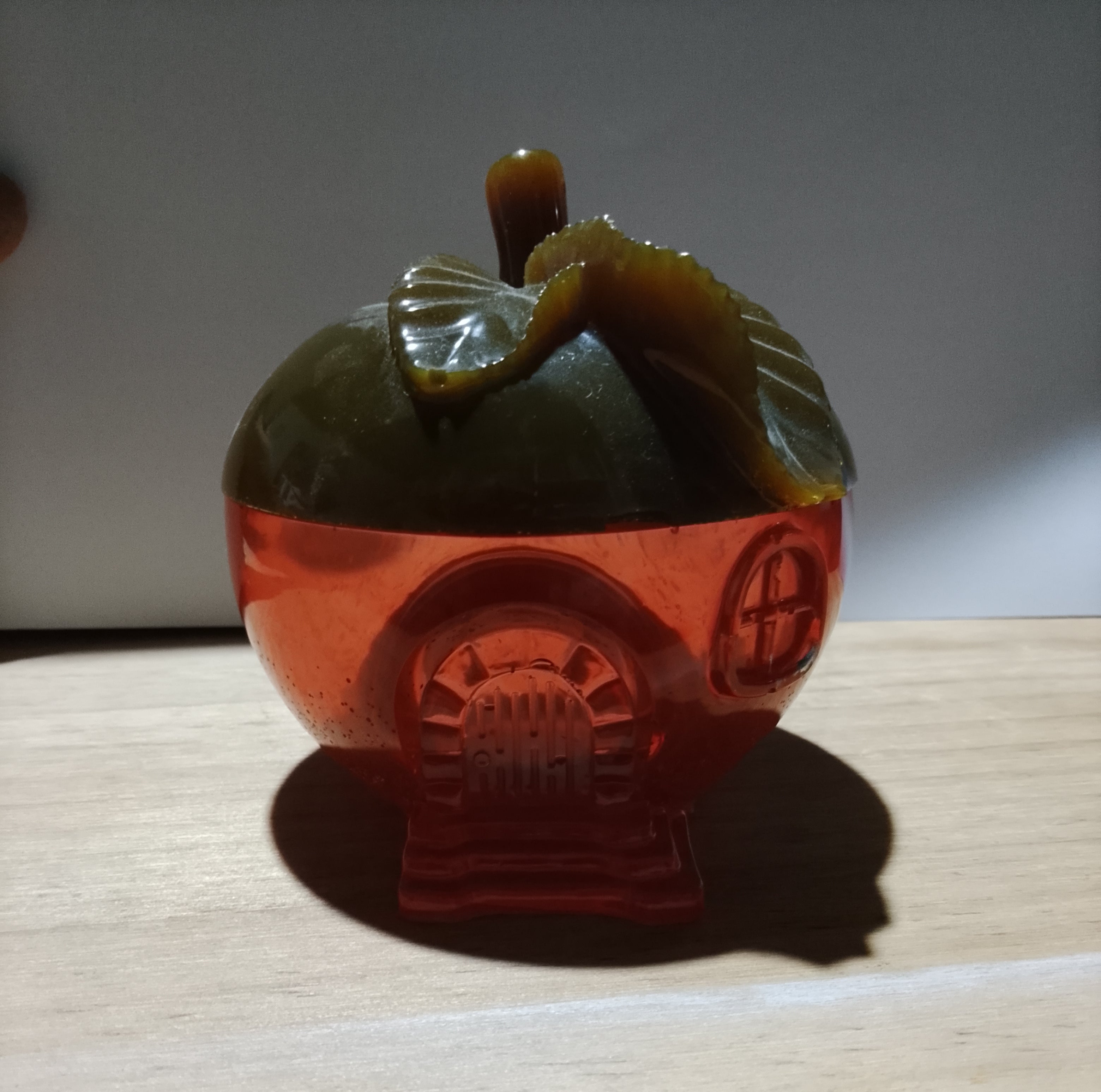 Joyero Cajita en Resina Forma de Casa de Manzana